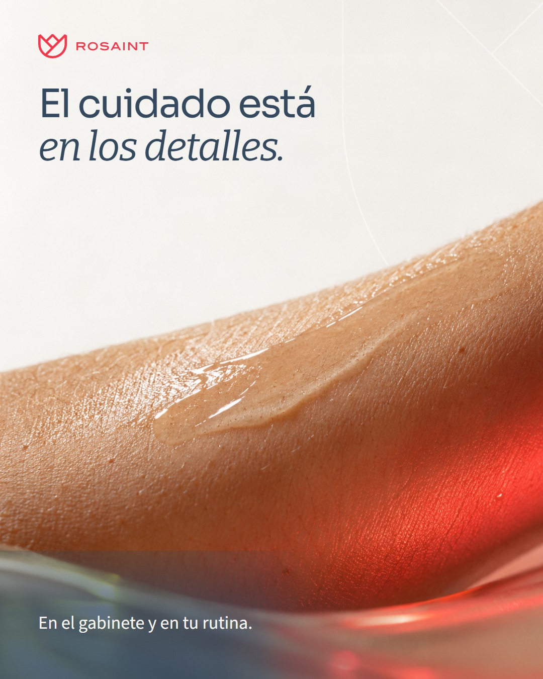 Detalle de piel con luz natural y un reflejo rojo, acompañado por el mensaje En el gabinete y en tu rutina.